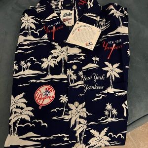 Just in time for Spring Training!  NY Yankees Hawaiian Shirt—NWT!